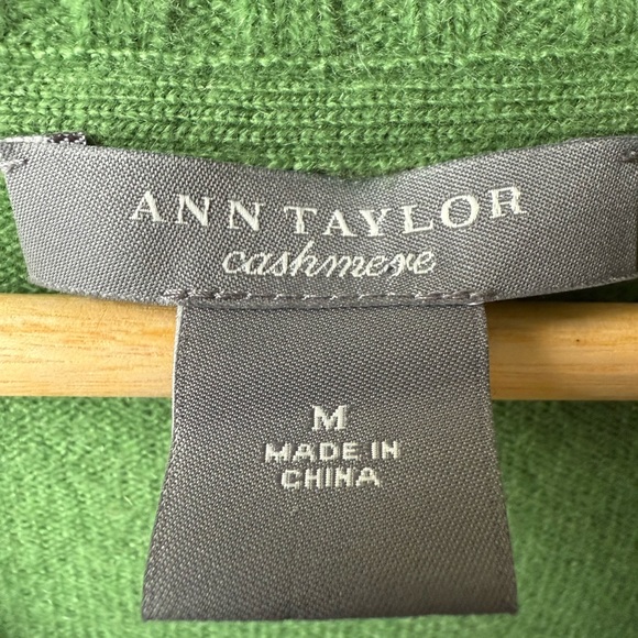 ANN TAYLOR 100% Cashmere Sweater Green Shawl Neck Old Money Quiet Luxury Soft M - Picture 3 of 4